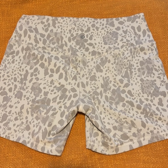 lululemon athletica Pants - Lululemon Athletica Gray & White Biker Shorts